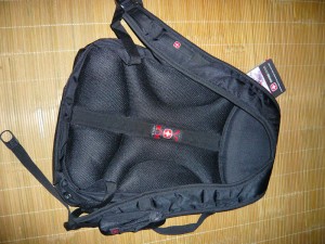 新买了个双肩笔记本包